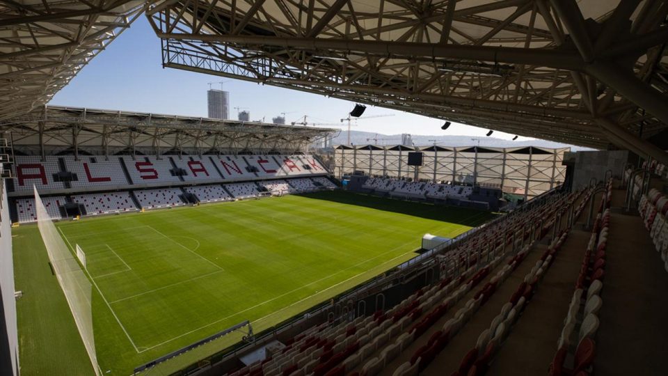 Alsancak Stadı futbolseverlerle buluşacağı günü bekliyor