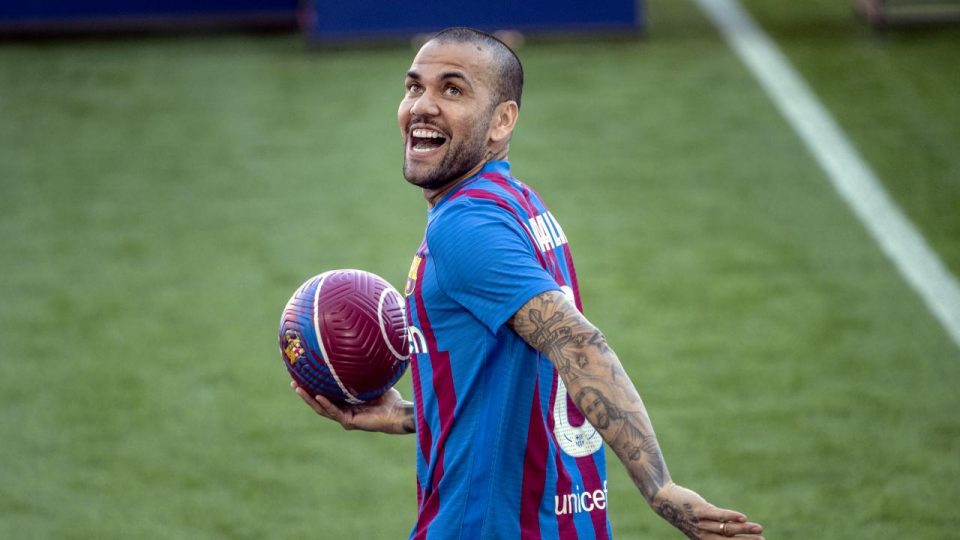 Dani Alves sezon sonuna kadar Barcelona’da