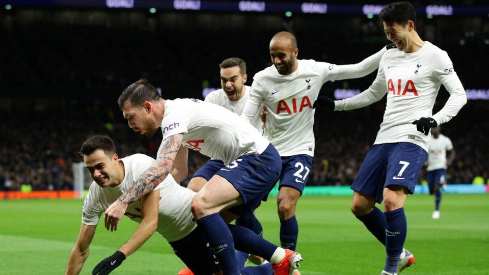 Tottenham geriden gelerek kazandı